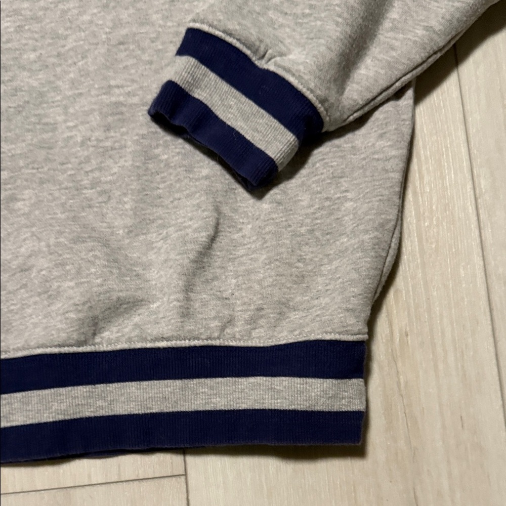 H & M Kid’s Yale University Grey V-Neck Pullover Sweater with Navy Trim - Picture 4 of 10